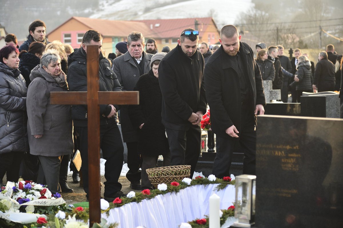 Zavražděného novináře Jána Kuciaka uložili k věčnému odpočinku.