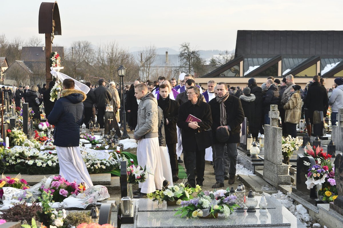 Zavražděného novináře Jána Kuciaka uložili k věčnému odpočinku.