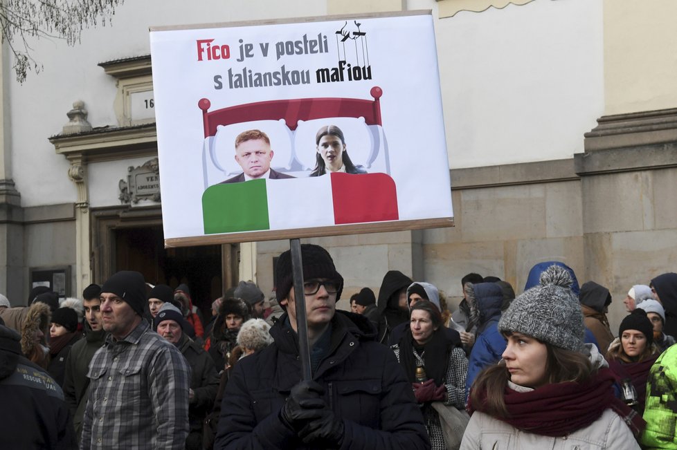 O situaci kolem Italů působících v ČR a na Slovensku psal novinář Kuciak. Po jeho smrt i demonstranti upozorňují na údajná propojení špiček a mafie