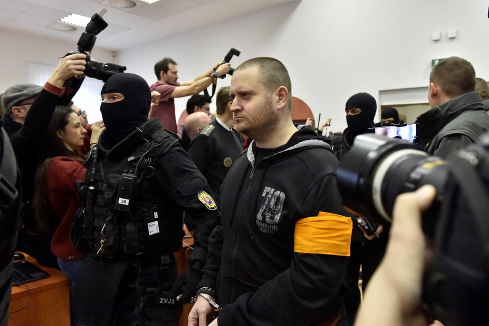 Obviněný Miroslav Marček přichází v doprovodu stráže do jednací síně specializovaného trestního soudu v Pezinku.