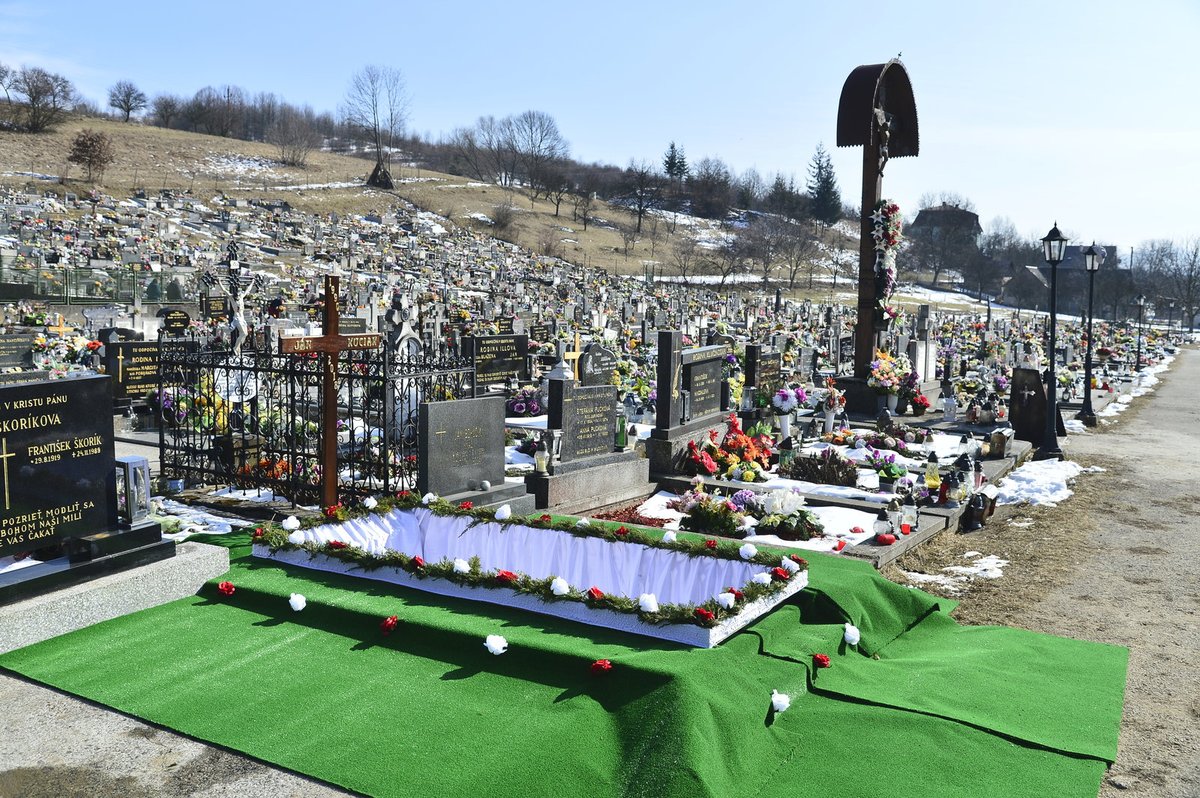 Pohřeb Jána Kuciaka (†27) ve slovenském Štiavniku.