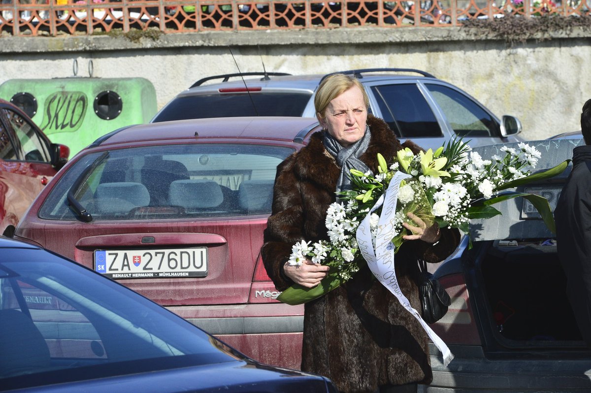 Matka Martiny Kušnírové na pohřbu Jána Kuciaka. 