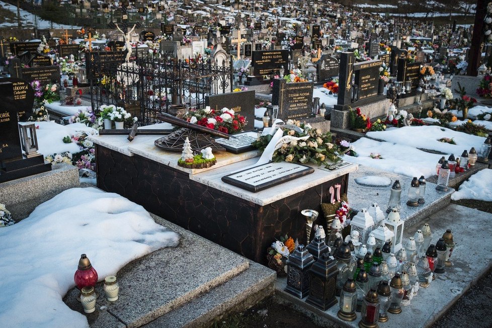 Hrob Jána Kuciaka (†27) rok po jeho smrti. Všude jsou květiny a svíčky.