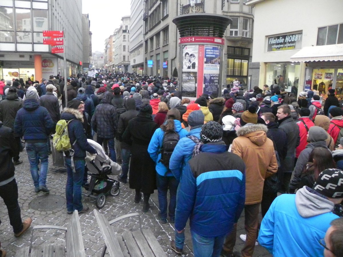 Brnem prošel smuteční pochod na počest zavražděných snoubenců Kuciaka (+27) a Kušnírové (+27)