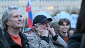 Pietní shromáždění: lidé vzpomínají na zavražděného novináře Jána Kuciaka. Od jeho smrti uplynulo šest let (21. 2. 2024).