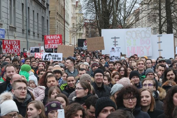 Na bratislavském náměstí SNP demonstrovaly tisíce lidí.