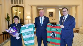 Šéf české diplomacie symbolicky věnoval generálnímu guvernérovi Austrálie Davidu Hurleymu dres Bohemians podepsaný současnými hráči.
