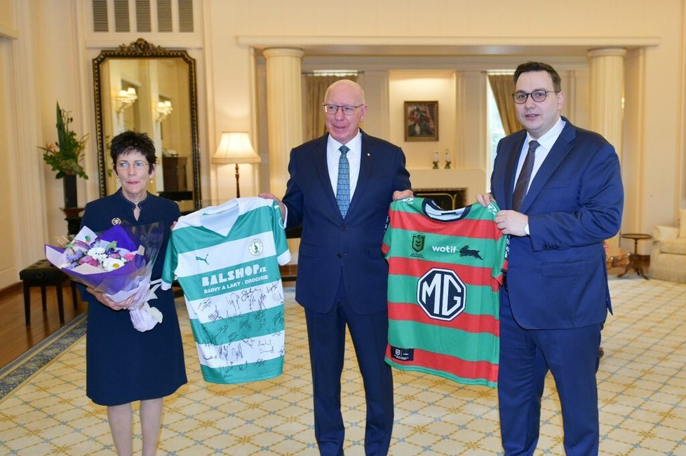 Šéf české diplomacie symbolicky věnoval generálnímu guvernérovi Austrálie Davidovi Hurleymu dres Bohemians podepsaný současnými hráči.