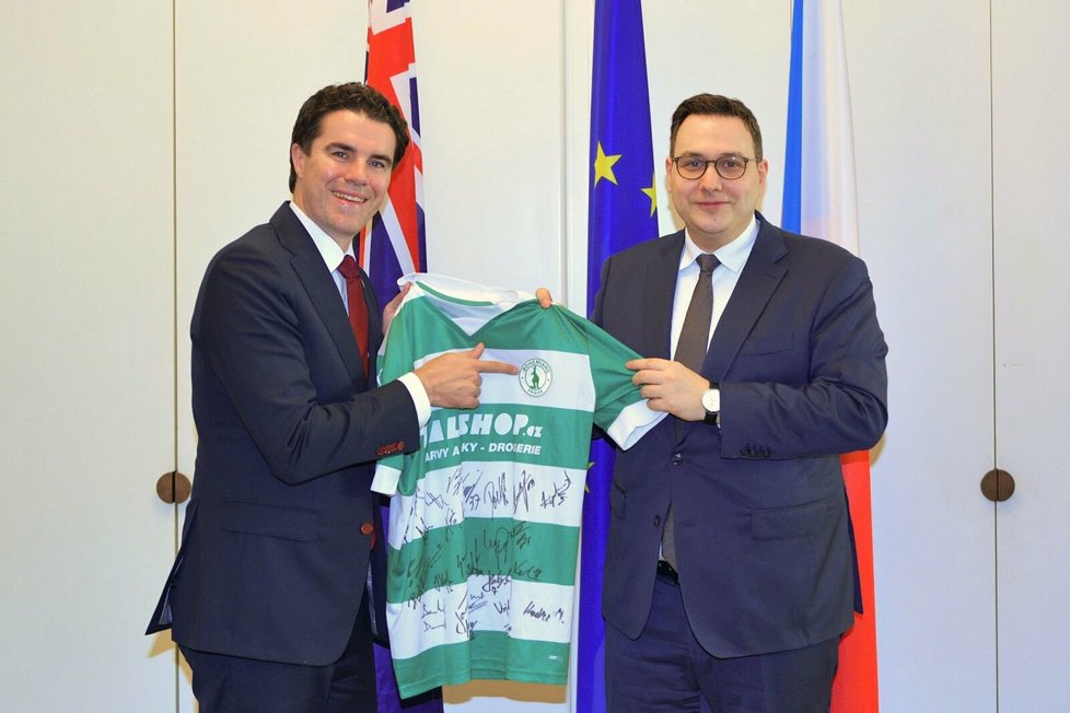 Šéf české diplomacie symbolicky věnoval generálnímu guvernérovi Austrálie Davidovi Hurleymu dres Bohemians podepsaný současnými hráči.
