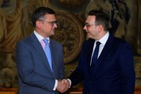 Kuleba k českým diplomatům: Utnutí dodávek zbraní konec války nepřinese. A co nový velvyslanec?