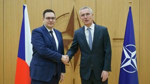 Lipavský v centrále NATO: Šéfovi aliance nabídl Česko pro summit ministrů. Co dál řešili?