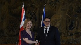 Ministři zahraničí ČR a Británie Jan Lipavský a Liz Trussová vystoupili na tiskové konferenci po společném jednání, 27. května 2022.