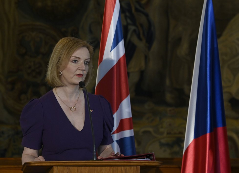 Britská kandidátka na předsedkyni vlády Liz Trussová po společném jednání, 27. května 2022.