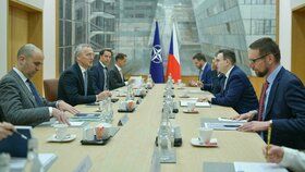 Ministr zahraničí Jan Lipavský (Piráti) na jednání v centrále NATO s šéfem Aliance Jensem Stoltenbergem (27. 3. 2023)