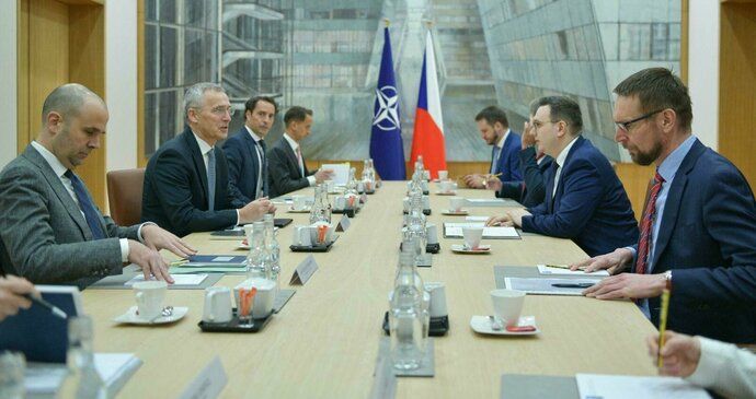 Foreign Minister Jan Lipavský (Pirates) at a meeting at NATO headquarters with the head of the Alliance, Jens Stoltenberg (March 27, 2023)