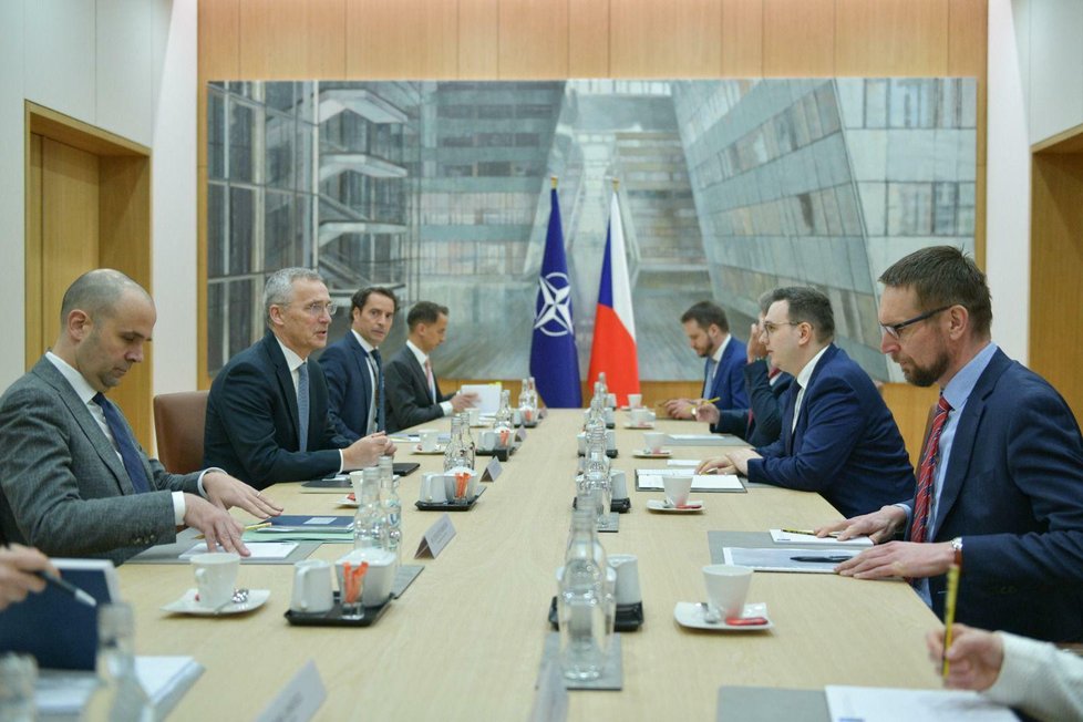 Ministr zahraničí Jan Lipavský (Piráti) na jednání v centrále NATO s šéfem aliance Jensem Stoltenbergem (27.3.2023)