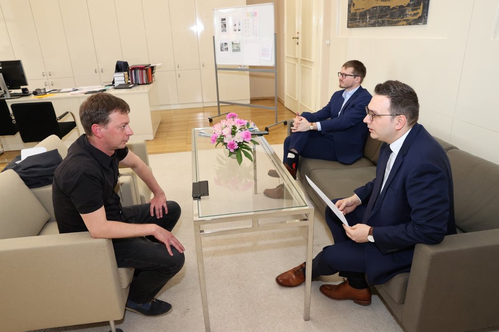 Ministr zahraničí Jan Lipavský při rozhovoru pro Blesk
