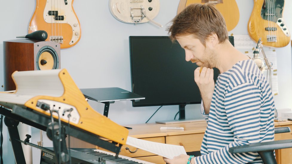 Jan Lstibůrek a Robin Král stojí za projektem Song pro tebe, který nejen že může pomoci umělcům v době korony, ale výsledkem je dárek plný lásky a emocí. Tvorbu každé písně na míru si vždycky užívají od začátku do konce!