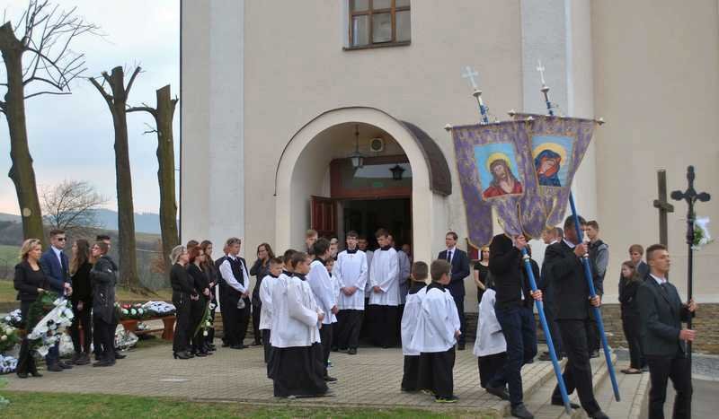 Ministranti na začátku smutečního průvodu