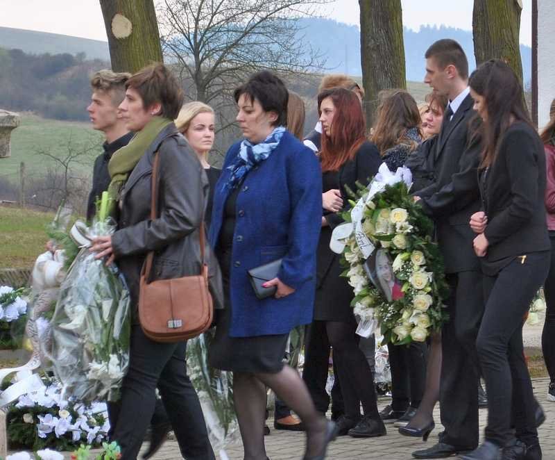 Přátelé přinesli na hroby spoustu květin.