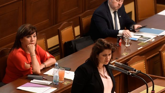 Místopředsedkyně vlády a ministryně financí Alena Schillerová (ANO) a ministryně práce a sociálních věcí Jana Maláčová (ČSSD)