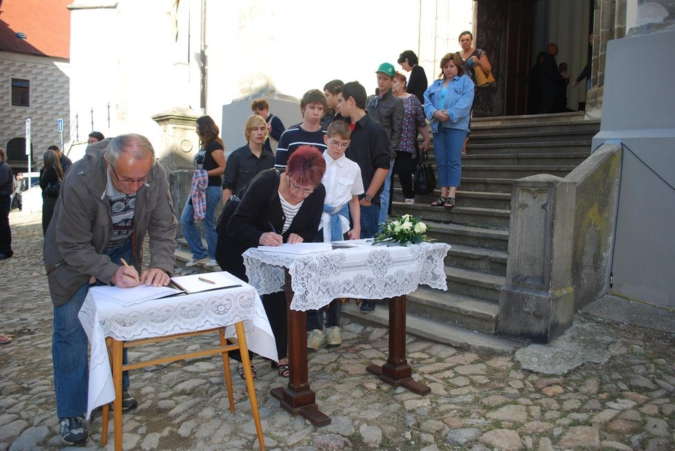 Listiny nakonec museli odnést před kostel