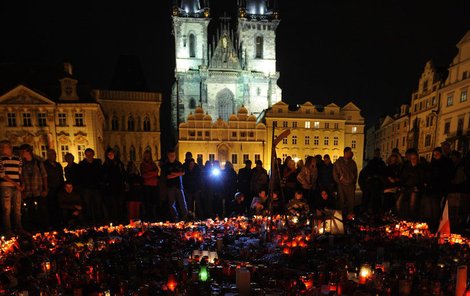 Staroměstské náměstí, symbol české soudržnosti, zaplavují denně tisíce svíček. V neděli se tady rozloučíme se zesnulými hrdiny naposledy.