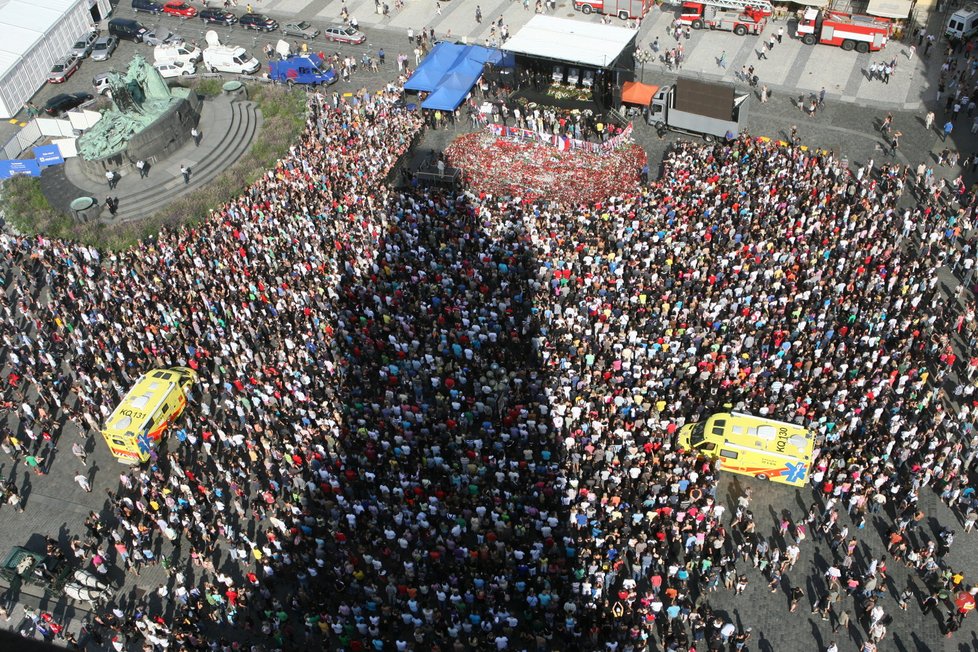 Na Staroměstské náměstí přišlo tolik lidí jako při vítání mistrů světa 2005 nebo 2010.