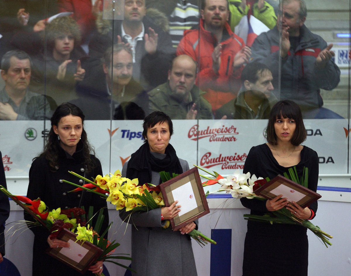 Smuteční ceremoniál po smrti hokejistů.