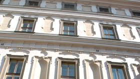 Pod těmito okny našli v roce 1948 mrtvolu Jana Masaryka.