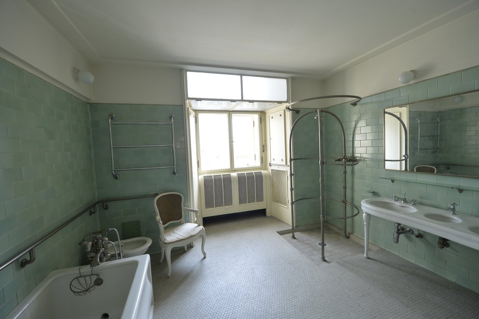 Koupelna, z jejíhož okna byl zřejmě Masaryk vystrčen. Co se přesně stalo, se dosud neví.