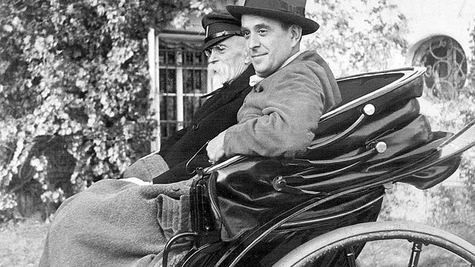 Jan Masaryk se svým otcem, "tatíčkem" T. G. Masarykem