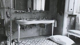 Až při uvolnění v roce 1968 se začínají objevovat fotografie z&nbsp;onoho osudového rána: snímky ohromného nepořádku v Masarykově bytě – včetně rozházených polštářů v&nbsp;koupelně a nedopalků různých typů cigaret, z nichž jedny pocházely ze Sovětského svazu.