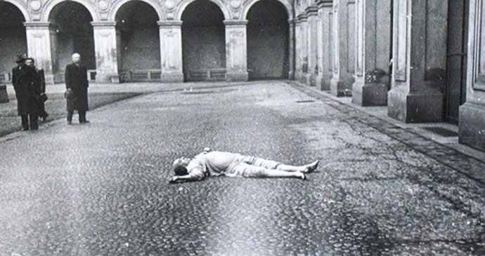 Snímky z místa činu, všechny fotografie údajně pocházejí z 10. března 1948.