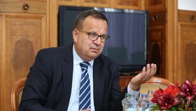 Ministr průmyslu a obchodu Jan Mládek (ČSSD) při rozhovoru pro Blesk