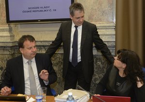 Ministři za ČSSD Jan Mládek, Jiří Dienstbier a Michaela Marksová na jednání vlády