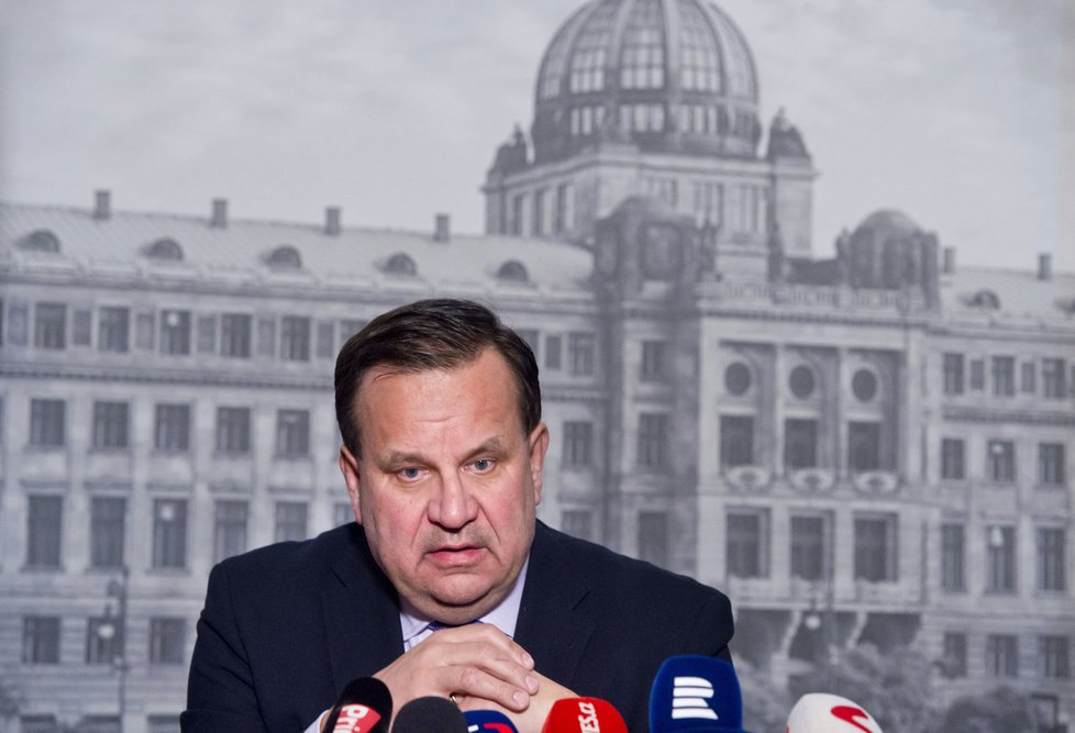 Jan Mládek na tiskové konferenci, kde se vyjádřil k návrhu premiéra na jeho odvolání z funkce ministra