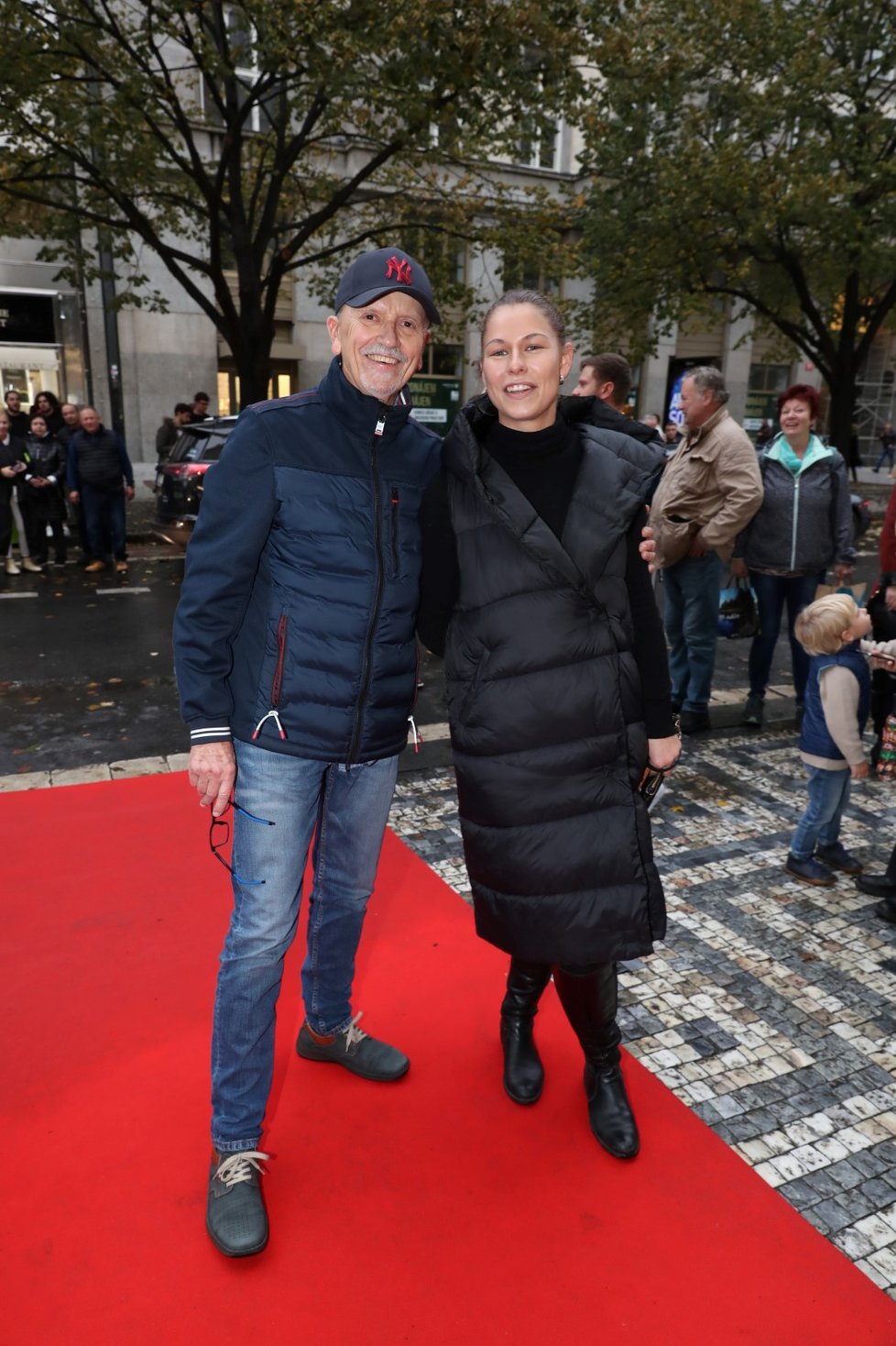 Hudebník Jan Neckář s vnučkou Aničkou na premiéře filmu Princ Mamánek.