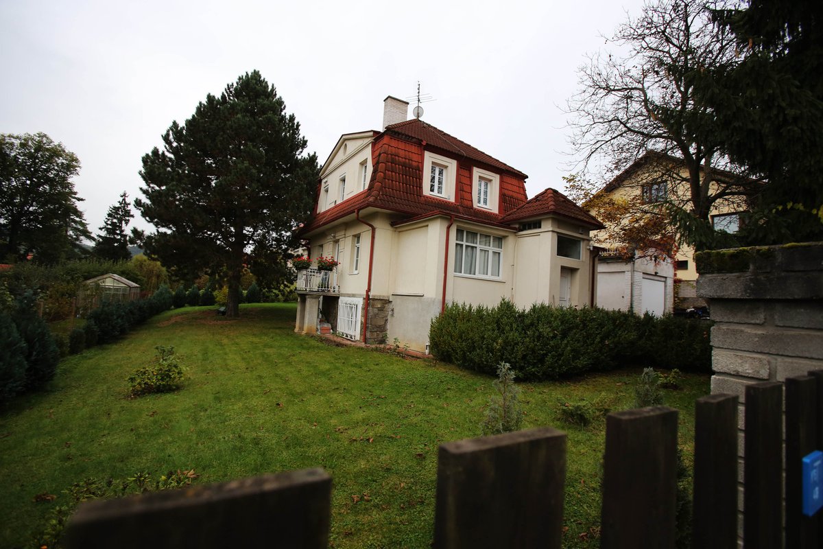 Dcera Alena získala vilu s rozlehlým pozemkem v Černošicích u Prahy v přibližné hodnotě deset milionů korun.