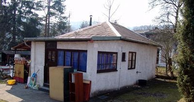 Honza žije v domku na Sázavě.
