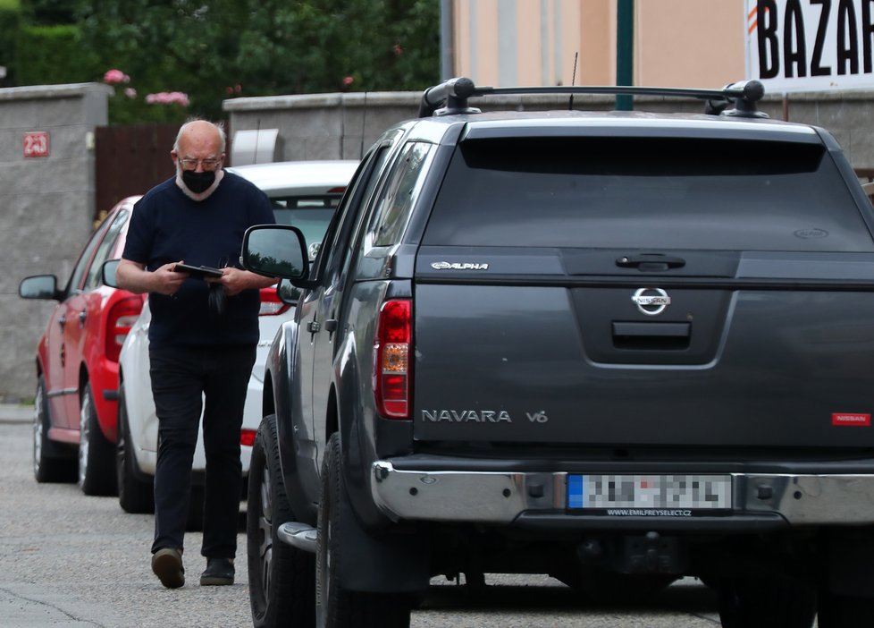 Jan Nedvěd venku čtyři dny po smrti bratra Františka.