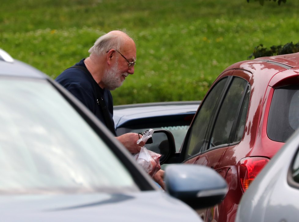 Jan Nedvěd venku čtyři dny po smrti bratra Františka.