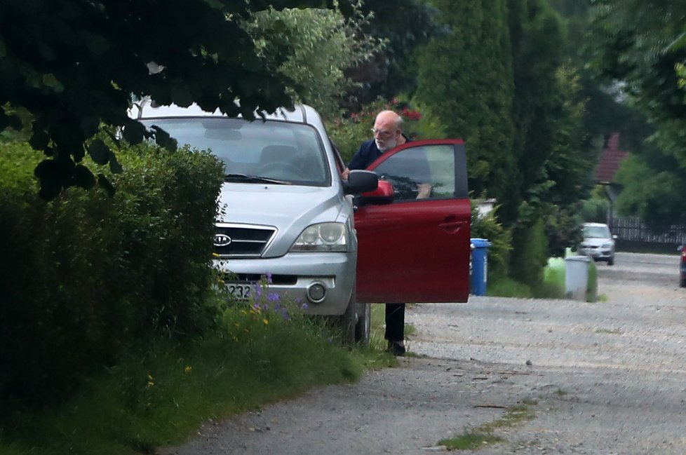 Jan Nedvěd venku čtyři dny po smrti bratra Františka