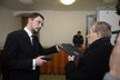 Jan Němec se dočkal přijetí, Zemanovu mluvčímu Jiřímu Ovčáčkovi vrací svou medaili