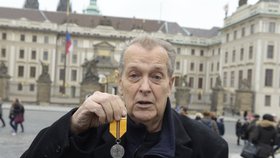 Režisér Jan Němec se vydal na Hrad vrátit medaili za zásluhy