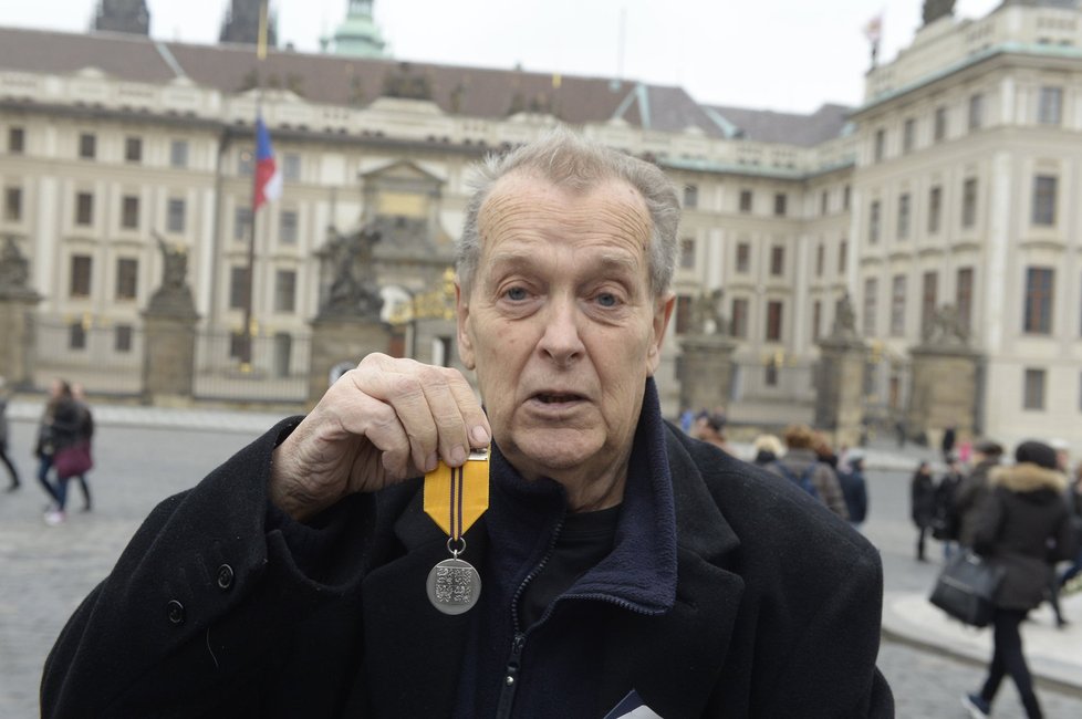 Režisér Jan Němec se vydal na Hrad vrátit medaili Za zásluhy.
