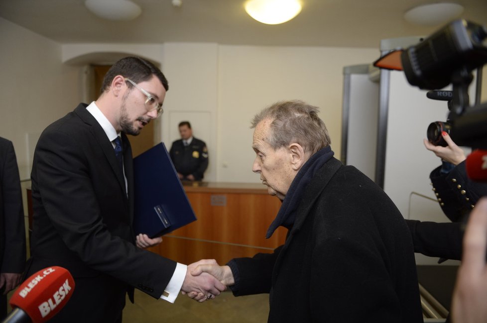 RežisérNěmec předal Zemanovu mluvčímu svou medaili za zásluhy