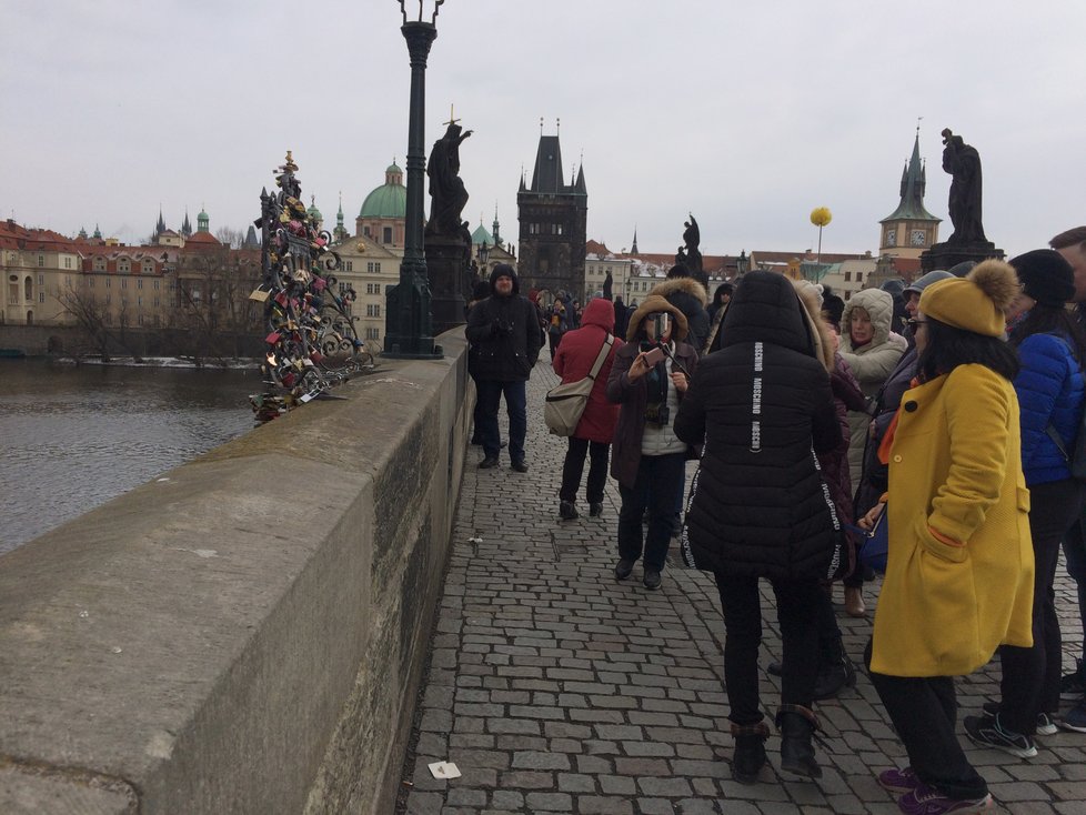 Na místě údajného svržení Jana Nepomuckého vzniklo pietní místo, které je doteď hojně navštěvováno turisty.