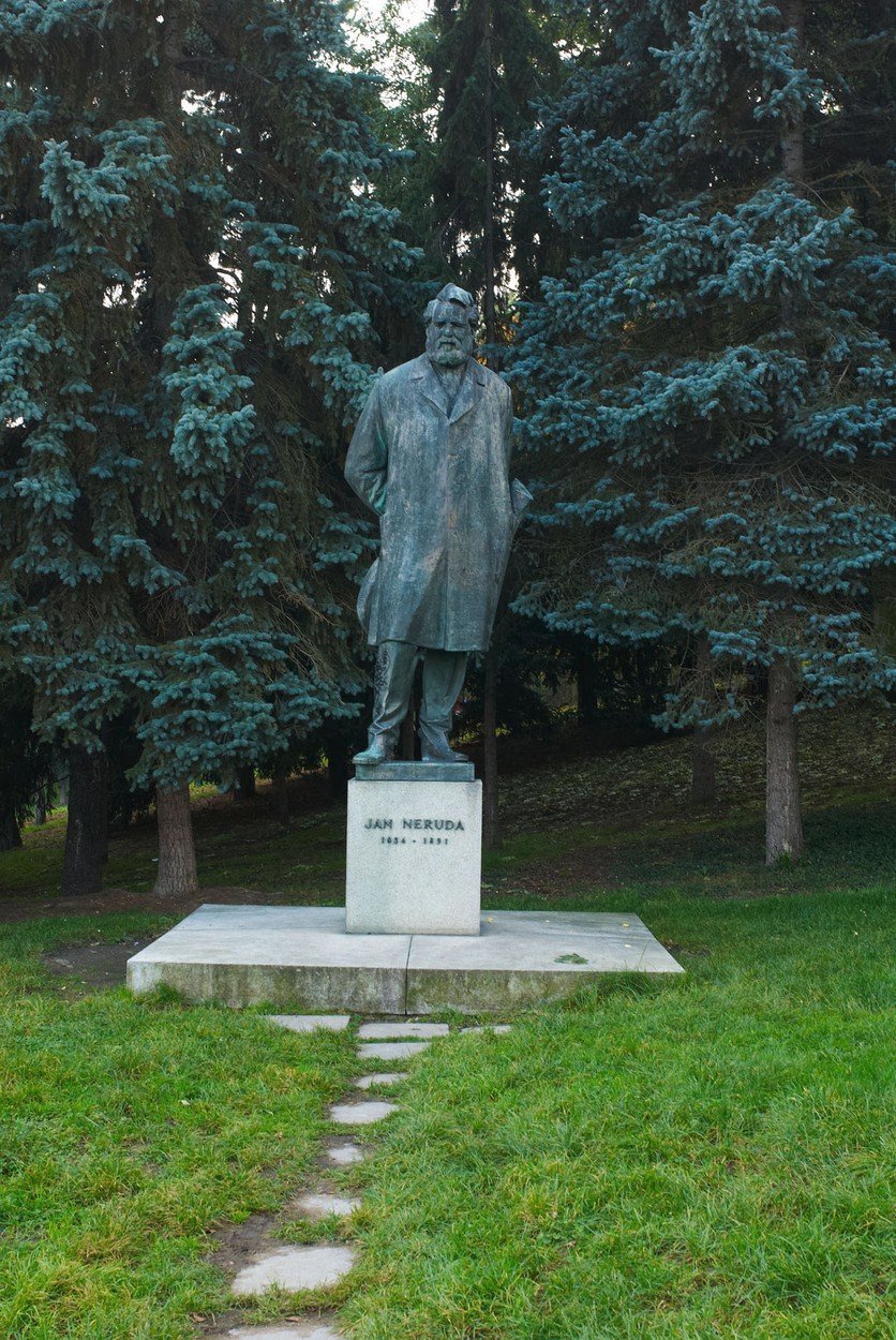 Pomník Jana Nerudy na Petříně v Praze