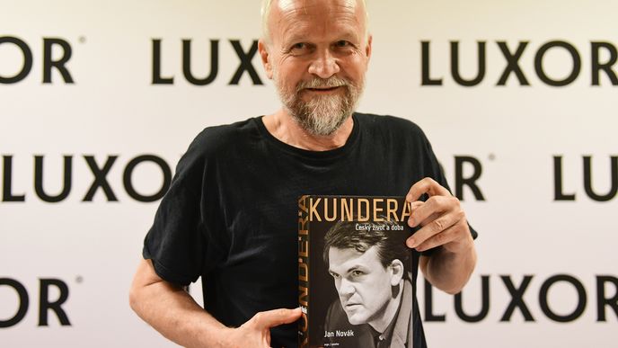 Jan Novák napsal 900stránkový životopis a spisovateli Milanu Kunderovi.